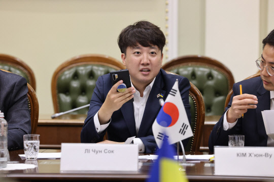 지난 6일 우크라이나를 방문한 국민의힘 이준석 대표가 우크라이나 국회에서 회담 중 발언을 하고 있다. 국민의힘 제공.